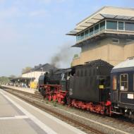 Einfahrt in den Bahnhof Euskirchen - 01 118 passiert das Stellwerk (21.04.2018)