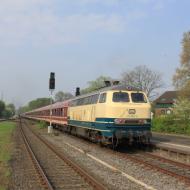 215 082-9 als Schublok im Bahnhof Euskirchen (21.04.2018). Die Lok wurde im Jahr 1971 gebaut und erst im Jahr 2009 bei der DB ausgemustert und weiterverkauft. Seit 2013 gehört sie zur Lokvermietung Aggerbahn. Überführungsfahrten und Baustellenverkehre gehören zu ihren aktuellen Aufgaben. 