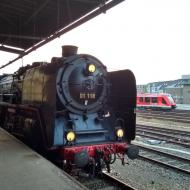 Auftanken mit Hilfe der Euskirchener Feuerwehr - Blick auf das Stellwerk Euskirchen - 01 118 der Historische Eisenbahn Frankfurt (21.04.2018)