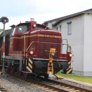 V60 447 verläßt mit dem Dieselzug den Bahnhof Königstein in Richtung Frankfurt - am Zugsende schiebt die V36 406  - HEF Pfingstdampf 2018 (20.05.2018)