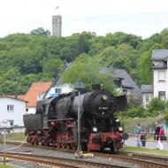 52 4867 wird per Feuerwehrschlauch mit Wasser betankt  - im Hintergrund ist die Burg Königstein zu sehen - HEF Pfingstdampf 2018 (20.05.2018)