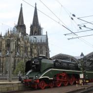 18 201 auf den Weg nach Worms / Heidelberg - im Kölner Hauptbahnhof mit Kölner Dom im Hintergrund - unterwegs mit 18 201 (16.06.2018)