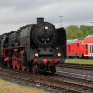 Umsetzen der 01 118 - vor zwei geparkten Nahverkehrszügen - mit 01 118 in die Wetterau (27.4.2019)