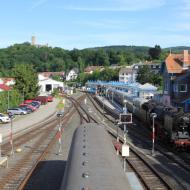 Überblick auf das Bahnhofsgelände - mit dem ersten Zug der Veranstaltung : vorne zieht 52 4867, hinten schiebt 01 118 - Mit Volldampf in den Taunus 2019 (09.6.2019)