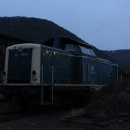 212 376-8 der Aggerbahn auf dem Verladebahnhof der Brohltalbahn (26.12.2019)