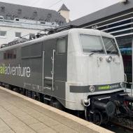 111 082-4 ist seit 2020 (oder 2019?) für RailAdventure überwiegend für Überführungsfahrten im Einsatz. (10.01.2021) Einst wurde die Baureihe 111 von 1975-83 für den Personenfernverkehr gebaut. Lange zogen sie auch IC Züge. Seit 2013 werden die mehr als 220 gebauten Loks immer weiter ausgemustert. Der Einsatz erfolgt bei der DB nur noch im Regionalverkehr.