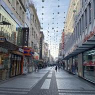 ein Blick über die Hohe Straße vom Mediamarkt in Richtung Süden - diverse Süßwarenläden sind tatsächlich geöffnet ! - Kölner Einkaufsstraßen im zweiten Lockdown (23.01.2021)