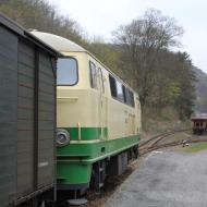 Abfahrt in Brohl Lützel - auf der rechten Seite sind weiterhin die normaligen Schotterwagen auf Rollböcken zu sehen, mit den die neuen Schienen verlegt wurden - Brohltalbahn - Saisoneröffnung 2021 (4./5.4.2021)