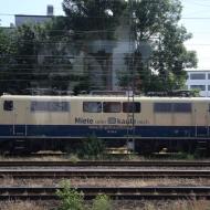 die Henschel Lok 111 174-9 (Baujahr 1981) von DB Gebrauchtzug ist zur Zeit (27.6.2021) für den National Express als Zuglok für die TRI N-Wagen unterwegs (Aufnahme aus dem Kölner West Bahnhof)