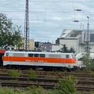 111 111-1 von DB Gebrauchtzug ist mit passenden Dosto Wagen zur Zeit für National Express als RB48 Ersatzzug unterwegs. (hier in der Abstellung in Köln West, 11.9.2021).

Dieses Exemplar der Baureihe 111 wurde einst für den S-Bahn Einsatz gebaut und erhielt nach verschiedenen Lackierungen (wie Verkehrsrot) vor einiger Zeit die ursprüngliche Lackierung zurück und steht für Vermietungen (und Verkauf) zur Verfügung.
