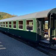 ein weiteres Gastfahrzeug: B4i 
Nr. Kar 124 der Sauerländer Kleinbahn - wie auch der Umbauwagen der Brohltalbahn stammt dieser Wagen von der DB Strecke Mosbach-Mudau - einen vergleichbaren Wagen besitzt auch die Brohltalbahn - Jubiläumswochenende - 120 Jahre Brohltalbahn (9.10.2021)