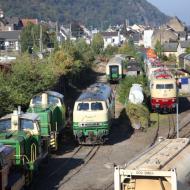 ein Blick auf die Fahrzeugausstellung auf dem Verladebahnhof (fast alle normalspurige Brohltalbahnloks sowie einige Loks aus dem DB Museum Koblenz wie 103 113-7) - Jubiläumswochenende - 120 Jahre Brohltalbahn (9.10.2021)