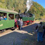 Zugüberholung im Bahnhof Burgbrohl - hier fährt 11sm gleich Richtung Brohl Lützel, während D1 Richtung Engeln weiterfährt - Jubiläumswochenende - 120 Jahre Brohltalbahn (9.10.2021)