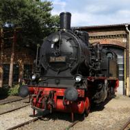 74 1230 vom DB Museum ist eine der letzten erhaltenen Loks, die einst die S-Bahn-Züge auf der Ringbahn gefahren sind - Sommerfest im Bw Berlin Schöneweide (11.6.2022)