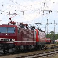 243 002 aus Halle mit 143 119 (die erste verkehrsrote 143er) während der Parade - DB Museum Koblenz: Sommerfest 2022 (25.6.2022)