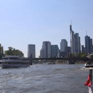 unterwegs auf dem Main mit einen Schiff in Richtung Eiserner Steg - Pendelfahrt auf der Frankfurter Hafenbahn (27.7.2022)