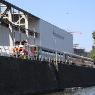 der Sonderzug am Osthafen vom Schiff aus betrachtet - Pendelfahrt auf der Frankfurter Hafenbahn (27.7.2022)