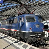 110 469 wurde 1966 in Dienst gestellt und war ursprünglich im Bw Köln Deutzerfeld zu Hause. 2014 wurde sie bei der DB ausgemustert, 2015 versteigert und später im Aw Dessau neu gefristet. Die Lok gehört TRI und wird vor National Express - Ersatzzügen eingesetzt. Besonderheit : Es war die letzte 110er, die für DB Regio vor einem Personenzug im Einsatz war. (Foto: 9.10.2022 - am Ende eines Fussball Entlastungszugs im Kölner Hauptbahnhof)