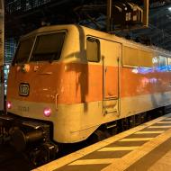 111 111-1 wurde einst 1978 bei Henschel gebaut. 2020 oder 2021 erhielt die Lok ihre ursprüngliche Rhein/Ruhr S-Bahn-Lackierung kieselgrau-orange zurück und macht mit dem Schriftzug *Miete oder kaufe mich* Werbung für das DB-Gebrauchtzugportal. Sie wird regelmäßig vor Sonderzügen oder Ersatzzügen eingesetzt. Das Foto zeigt sie vor einen Ersatzzug mit Doppelstockwagen im Kölner Hbf (24.10.2022).