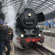 Hauptsache ich habe ein tolles Bild! ... scheint sich jeder der *Fotografen* zu denken - SO bekommt keiner etwas ! 03 2155-4 im Kölner Hbf (30.11.2013)