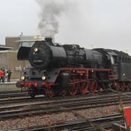 03 2155-4 wartet im Bahnhof Euskirchen auf den Sonderzug aus Köln (14.12.2013)