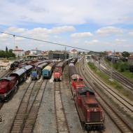 Blick auf den Güterbahnhof mit zahlreichen Diesel- und E-Loks des Museums - 2. Nördlinger Eisenbahnfest (20. Mai 2023)