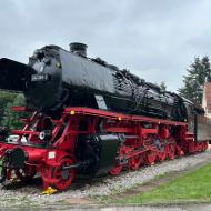 044 389-5 war eine der Loks, die schwere Güterzüge auf der steilen Strecke von Paderborn, Altenbeken nach Bad Driburg zog, wurde nach der Ausmusterung in Altenbeken aufgestellt und erst vor wenigen Jahren neu mit Rostrschutzfarbe versehen - Viaduktfest in Altenbeken - Vivat Viadukt (30.6.-2.7.2023)