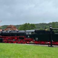 ein Blick auf die Denkmallok 044 389-5 mit Wasserkran und Signal in der Nähe vom Bahnhof, der Weg ist ausgeschildert - Viaduktfest in Altenbeken - Vivat Viadukt (30.6.-2.7.2023)