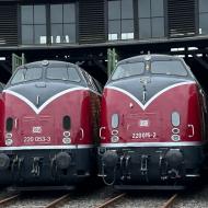 Update zu den früheren Brohltalbahn V200 Loks: beide Loks sind am Ende beim privaten Eisenbahnmuseum in Altenbeken gelandet - 220 053-3 war einst von der Brohltalbahn vor Güterzügen eingesetzt worden (bis zum wirtschaftlichen Totalschaden, der zur Abstellung führte), 220 015-2 war einst auf dem Güterbahnhof in Brühl als Ersatzteilspender abgestellt und grau grundiert *lackiert*. Jetzt stehen sie zusammen im Lokschupen in Altenbeken (Foto vom 1.7.2023)