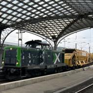 211 125-0 wurde 1962 von Deutz gebaut und war bis 1987 bei der Bundesbahn im Einsatz. Heute gehört sie zu AIXrail und fährt auch Bauzüge - wie hier im Kölner Hauptbahnhof am 18.5.2024 * DB - Klassiker