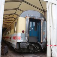 es werden ständig neue Fahrzeuge lackiert, um Jahre später wieder neuen Lack zu brauchen, da kein schützendes Dach vorhanden ist - 
DB Museum Koblenz - Sommerfest 2024 (1/2.6.2024)