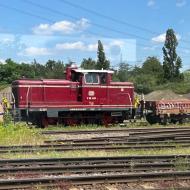 V60 403 wurde 1958 von Mak gebaut. Bis 2009 war sie (zwischenzeitlich als 364 403-6 bezeichnet) für die DB im Einsatz und ausgemustert. Nach dem Einsatz für verschiedene Bahngesellschaften wurde sie 2016 an die VEB in Gerolstein verkauft. Hier erhielt sie eine neue Hauptuntersuchung und ist jetzt wieder in ursprünglicher Lackierug vor Bauzügen im Einsatz - wie hier in Koblenz Lützel (Foto: 8.6.2024). Sie war eine der zwei Loks, die auf dem stillgelegten Abschnitt der Eifelquerbahn ion der Flut 2021 versunkenen Fahrzeuge der DB und AKE Richtung Werkstatt im Januar 2022 überführen durfte.