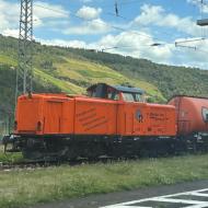 Die 1966 bei MaK V100 2311 (spätere 212 311-5) wurde im Jahr 2002 bei der DB ausgemustert. In verschiedenen Lackierungen war die Lok in den folgenden Jahren für verschiedene Firmen im Einsatz. Seit 2023 ist sie an an den Redler-Service vermietet - Eigentümer müßte seit 2010 die NBE RAIL GmbH sein. *gleisgebundene Reinigung von Tiefenentwässerung und Tunneldrainage* ist die aktuelle Aufgabe. Hier ist sie in Oberwesel zu sehen (8.8.2024). ** DB - Klassiker