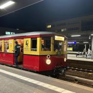 kurzer Aufenthalt im Potsdamer Hauptbahnhof - Sommernachtsfahrten mit historischer S-Bahn von Berlin nach Potsdam (24.8.2024)