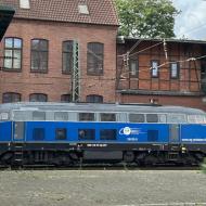 218 153-5 wurde 1971 bei Krauss-Maffei gebaut und war zuletzt bei der DB Regio bis 2018 im Einsatz. Heute gehört die Lok der ENON Gesellschaft mbH & Co. KG und wird vor Güterzügen eingesetzt - wie hier in Hamburg Harburg (27.9.2024) - DB Klassiker
