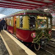 der Weihnachtszug der Historischen S-Bahn war ebenso an den Adventswochenenden unterwegs - hier im Berliner Ostbahnhof (7.12.2024)