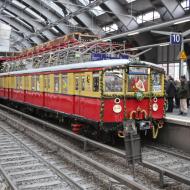 der Weihnachtszug der Historischen S-Bahn war ebenso an den Adventswochenenden unterwegs - hier im Berliner Ostbahnhof (7.12.2024)