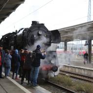die besten Fotos werden mit nur einen Meter Abstand gemacht! -
Adventsfahrten der Berliner Eisenbahnfreunde mit 03 2155-4 (7.12.2024)