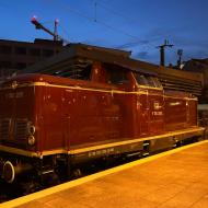 Die 1964 bei MaK in Kiel gebaute V100 2091 war bis 2002 bei der DB im Einsatz. Ab 1969 wurde sie unter der Betriebsnummer 212 091-3 genutzt. Nach der Ausmusterung 2002 gelangte sie über die Station ALSTOM im Jahr 2003 bei der VEB. Hier wurde sie später wieder in die Ursprungslackierung zurückversetzt und wird vor verschiedenen Güterzügen eingesetzt. Hier abgestellt auf dem Küchengleis vom Kölner Hbf am 3.10.2026.