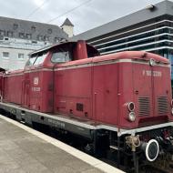 Die 1965 bei MaK in Kiel gebaute V100 2299 (ab 1968 212 299-2) war bis 2002 bei der DB im Einsatz. Über AlSTOM gelangte die Lok 2002 zur VEB. Hier wird sie für Bauzüge und Überführungsfahrten genutzt. Das Foto zeigt die Lok mit der VEB V100 2091 am 9.10.2026 im Kölner Hbf.