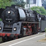 01 533 (bzw. 01 1533-7) endstand im Jahr 1964 in der DDR aus 01 116 (Baujahr 1934) und wurde bis 1982 als Schnellzuglok eingesetzt. Nach der Ausserdienststellung wurde sie als Heizlok bis 1991 genutzt. Seit 1992 ist sie in Österreich bei der ÖGEG zu Hause, wurde betriebsfähig aufgearbeitet und ist immer wieder mal in Deutschland unterwegs (Foto: vom 28.06.2014 - Sonderzug vom Niederhein zur Mosel nach Cochem). Eine Mitfahrgelegenheit hatte ich bisher nur mit Schwesterlok 01 509.
