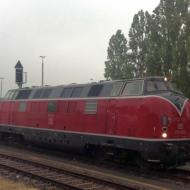 221 122-5 wurde 1964 bei Krauss-Maffei mit der Fabriknummer 19242 gebaut. Nach der Ausserdienststellung bei der DB erfolgte der Verkauf mit weiteren V200 Loks nach Griechenland. Nach jahrelangen Einsatz kehrten viele V200 nach Deutschland zur PEG zurück. V200 122 wurde betriebsfähig aufgearbeitet und im Jahr 2002 an die EwF weiterverkauft. Dank der überholten Dampfheizung könnte die Lok sogar vor Personezügen im Winter eingesetzt werden. Ihr Geld verdient sie mit Güterzugleistungen - wie hier in Euskirchen (08.07.2013)