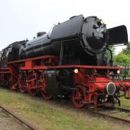 23 076 der Veluwsche Stoomtrein zu Gast in Simpleveld zum großen ZLSM - Sommerevent (12.07.2014). Eine der letzten DB Neubau-Dampfloks aus dem Jahr 1954. Laut Wikipedia sollen 6 DB 23er betriebsfähig oder in der Aufarbeitung sein - von den insgesamt 105 gebauten Exemplaren. 23 042 aus Darmstadt wird im Sommer 2014 weiterhin hauptuntersucht. Sie habe ich in 2010er Plandampf in Gerolstein fahrend erlebt und zuletzt 2013 in Darmstadt teilzerlegt gesehen.