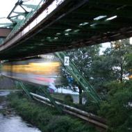 Wuppertal Schwebebahn - fährt weitgehend oberhalb der Wupper (03.10.2005)