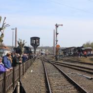 Blick auf das Museumsgelände mit Stellwerk (Bildmitte) und zweiter Fahrzeughalle rechts (19.04.2015)