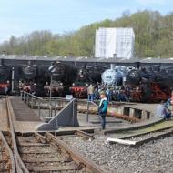 Drehscheibe mit Ringlokschuppen und eingehüllten Wasserturm (19.04.2015). Von den hier ausgestellten Dampflok ist keine mehr betriebsfähig.