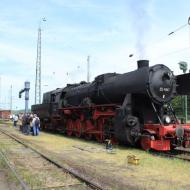 52 4867 der HEF fuhr abwechselnd mit 01 118 die Pendelzüge Museum  Hauptbahnhof (14.05.2015) Im Hintergrund fährt DME 184.