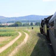 01 118 auf der eingleisigen Strecke von Forchheim nach Ebermannstadt. Rechts sind die Telegrafenmasten zu sehen (04.06.2015).