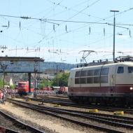 103 235-8 schiebt 103 233-3 zum Stellwerk (14.06.2015)