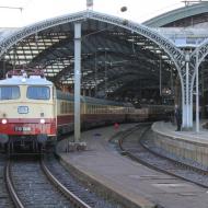 AKE Rheingold - Schnupperfahrt von Köln - rechtsrheinisch nach Koblenz - und linksrheinisch zurück. Insgesamt 11 Wagen wurden von der früheren TEE Rheingold - Lok E10 1309 gezogen (13.03.2016)